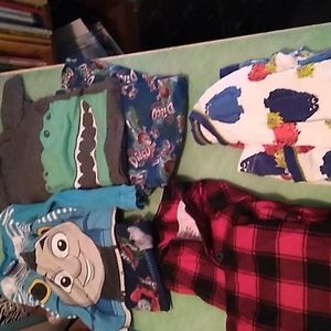 4 pairs size 4and5 pjs for boy. Alligator shirt says 6 but fits with the 5/6pant